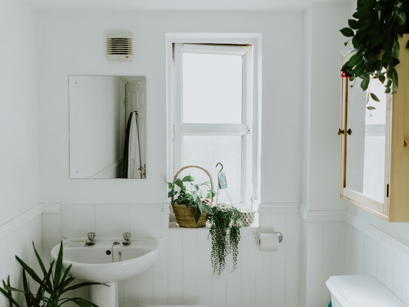 Bagno piccolo salvaspazio bianco con mobile sospeso