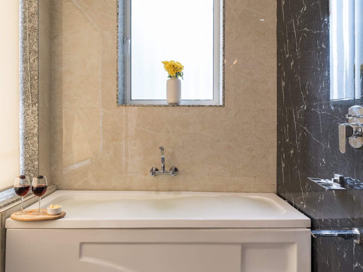 Bagno classico elegante con marmo bianco e vasca freestanding